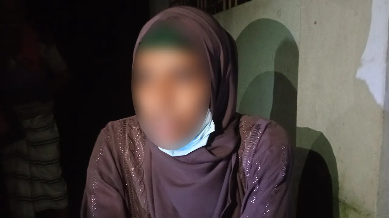 প্রেমিকের বাড়িতে অনশনরত গৃহবধূ। ছবি : কালবেলা