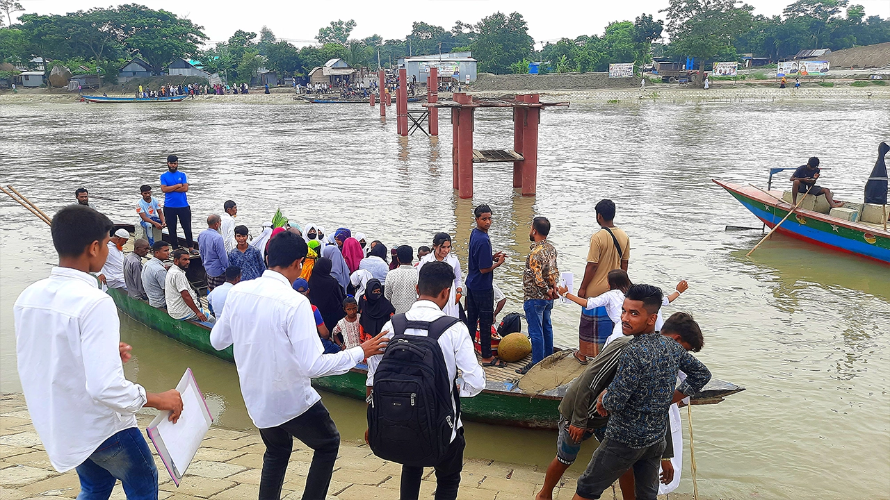 সেতু না থাকায় ঝুঁকি নিয়ে নদী পারাপার। ছবি : কালবেলা