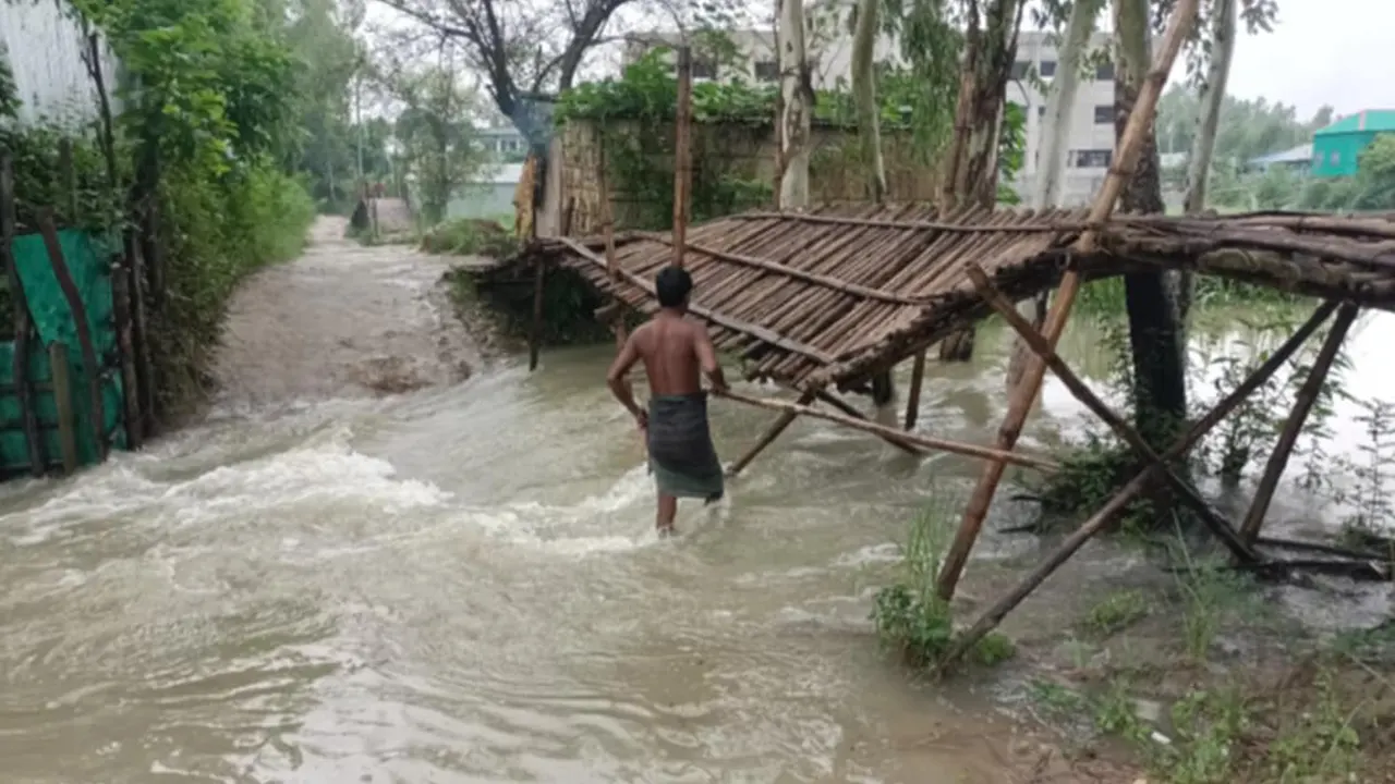 টাঙ্গাইলে ঝিনাই নদীর পানি বিপৎসীমার ওপর দিয়ে প্রবাহিত হওয়ায় এলাকা প্লাবিত হয়। ছবি : কালবেলা