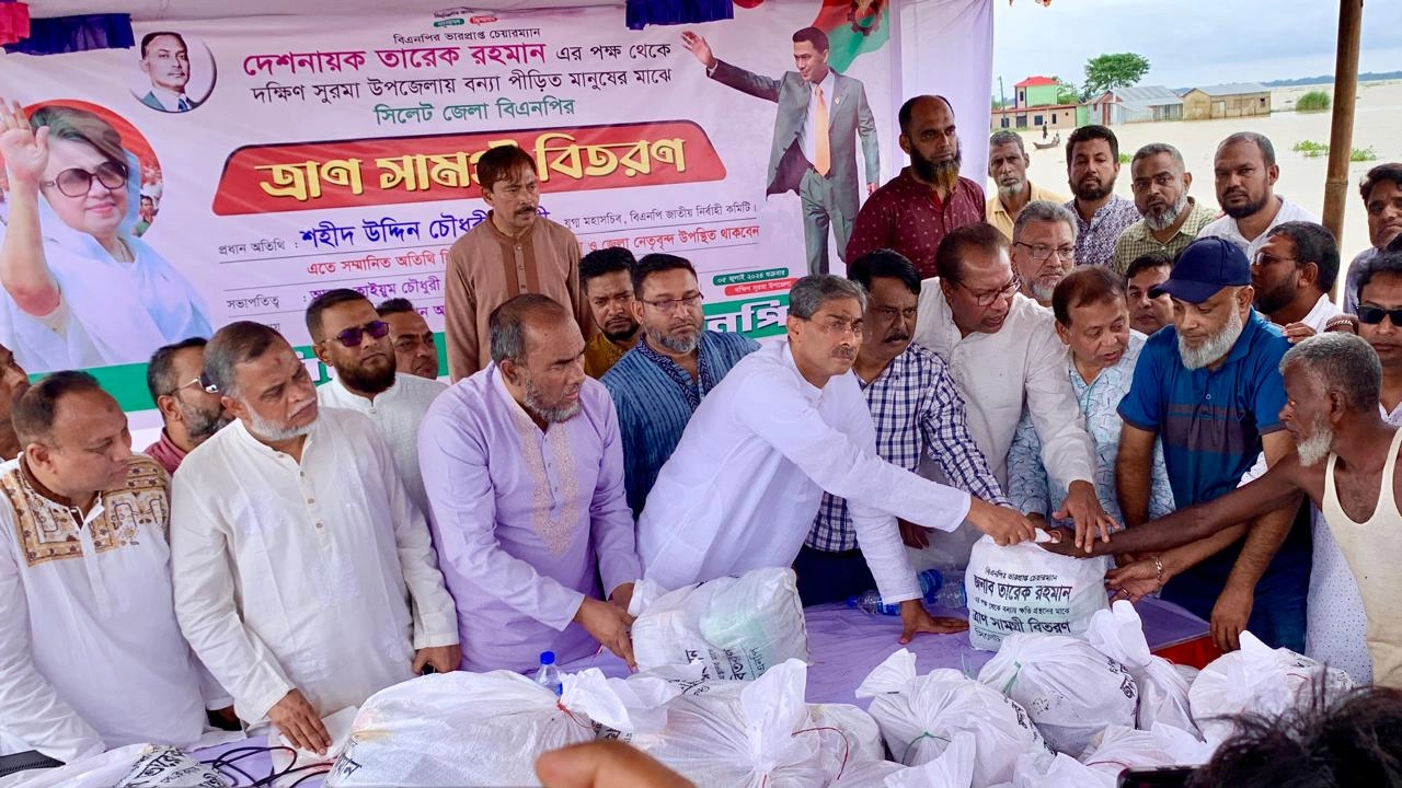 সিলেটে বন্যাদুর্গতদের মাঝে ত্রাণসামগ্রী বিতরণ করেছেন শহীদ উদ্দীন চৌধুরী এ্যানি। ছবি : কালবেলা