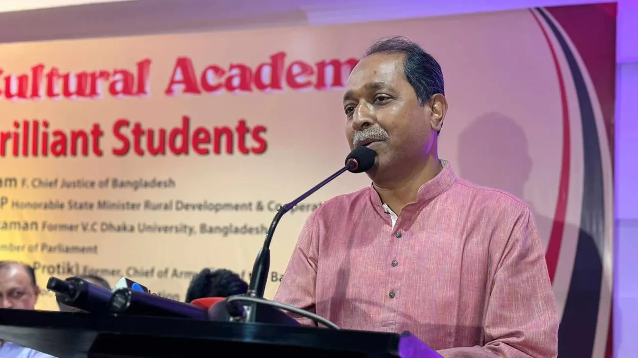 কমিটমেন্ট কালচারাল একাডেমি মেধাবী ছাত্র সংবর্ধনা অনুষ্ঠানে সমবায় বিভাগের প্রতিমন্ত্রী মো. আব্দুল ওয়াদুদ। ছবি : কালবেলা
