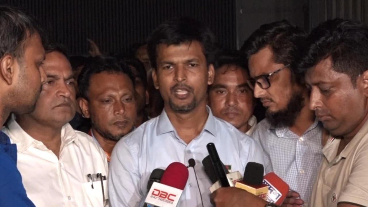 বৈঠক শেষে সাংবাদিকদের সঙ্গে কথা বলেন প্রকৌশলী রাজন কুমার দাস। ছবি : সৌজন্য