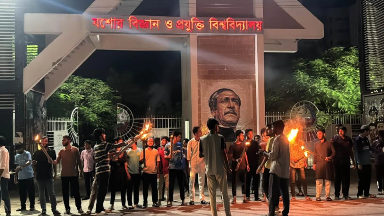 কোটার বিরুদ্ধে মশাল জ্বালিয়ে বিক্ষোভ মিছিল করেছেন যবিপ্রবির শিক্ষার্থীরা। ছবি : কালবেলা