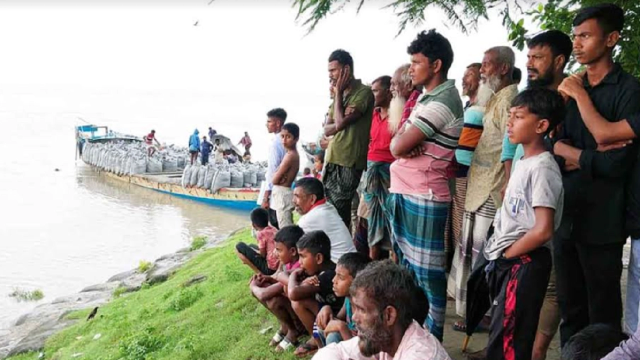 ধুনট উপজেলায় যমুনা নদীর পানি বেড়ে বিপৎসীমা অতিক্রম করায় প্রবল স্রোতে ঘর্ণিবর্তের সৃষ্টি হয়ে শহরবাড়ি বাঁধ ভাঙনের ঝুঁকিতে পড়েছে। ছবি : কালবেলা