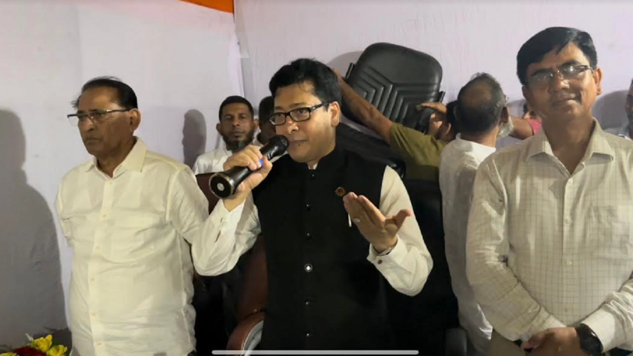 ফরিদপুরের বোয়ালমারী উপজেলার কাদিরদী বাজারে স্থানীয় আওয়ামী লীগ আয়োজিত মতবিনিময় সভায় কথা বলেন জনপ্রশাসনমন্ত্রী ফরহাদ হোসেন। ছবি : কালবেলা