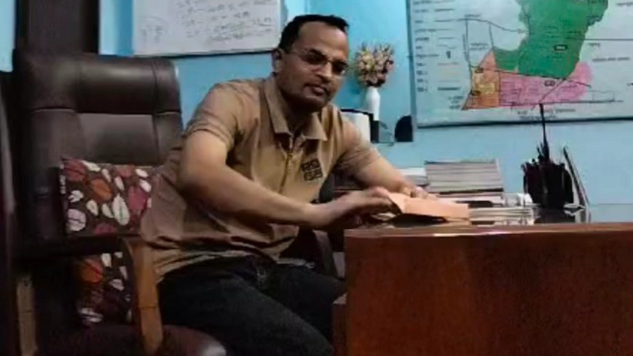 চন্দ্রিমা থানার ভারপ্রাপ্ত কর্মকর্তা (ওসি) মাহাবুব আলম। ছবি : সংগৃহীত