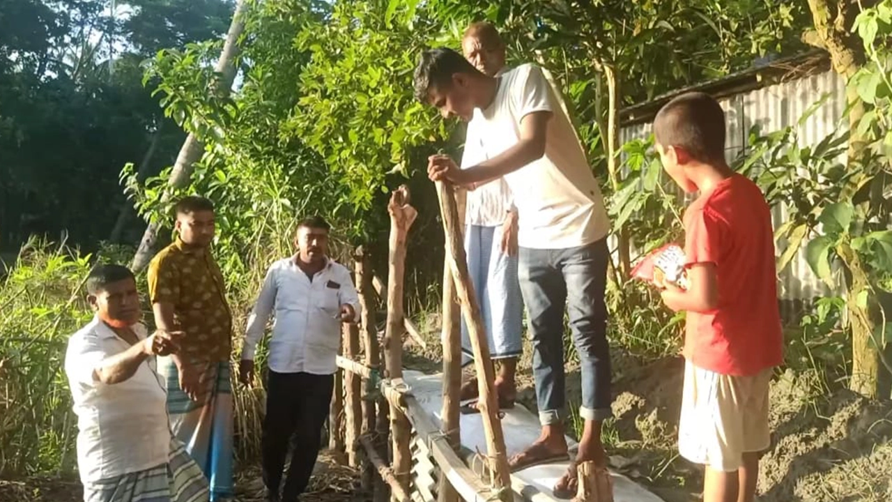 জালিয়ার চরের মেঘনা নদীর ভাঙন ঠেকাতে  বাঁশ, কাঠ ও টিন দিয়ে বেড়া দিচ্ছেন স্থানীয়রা। ছবি : কালবেলা