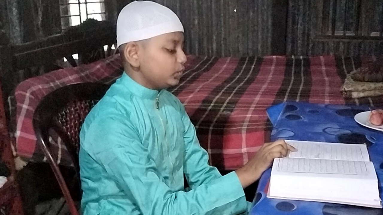 ২১ পারা কোরআনের হাফেজ মোহাম্মদ ফারহান। ছবি : কালবেলা