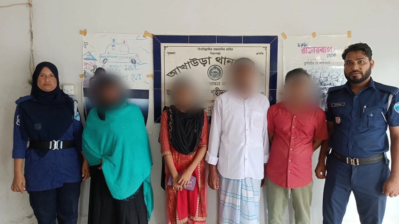 অসামাজিক কার্যকলাপের অপরাধে আটককৃতরা। ছবি : কালবেলা