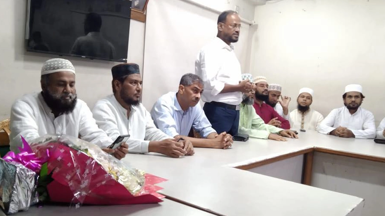বিএনপির কেন্দ্রীয় কার্যালয়ে জাতীয়তাবাদী ওলামা দলের নবগঠিত ঢাকা মহানগর উত্তর ও দক্ষিণের নেতাদের সঙ্গে মতবিনিময় করেন সুলতান সালাহউদ্দিন টুকু। ছবি : কালবেলা
