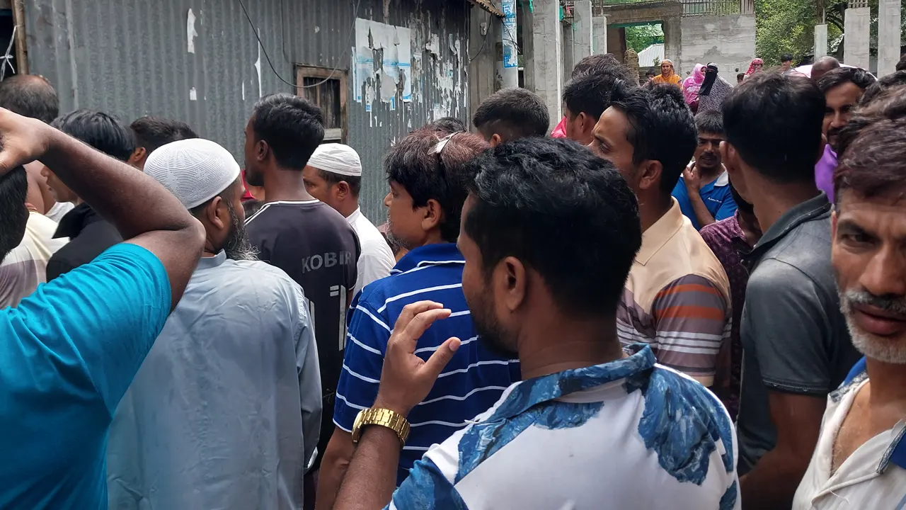 নৌকাডুবে নিহত তন্ময়ের বাড়িতে লোকজনের ভিড়। ছবি : কালবেলা