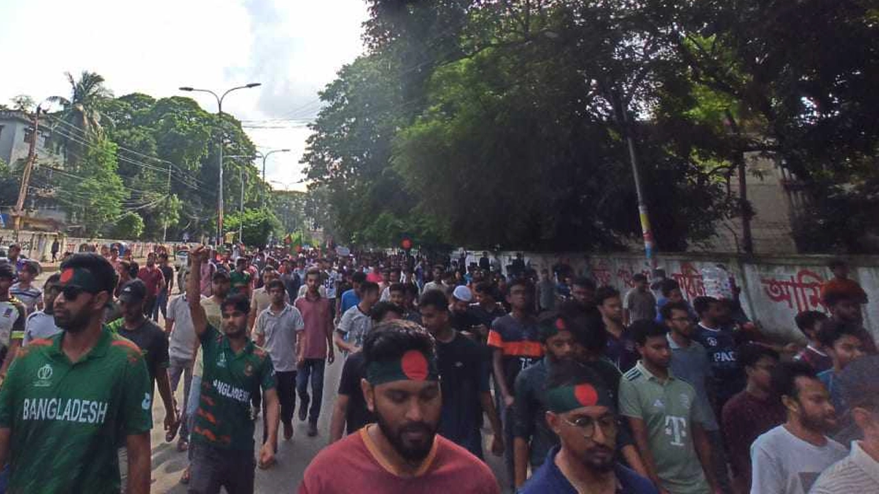 আন্দোলনকারীরা মিছিল নিয়ে নীলক্ষেত, আজিমপুর, টিএসসি হয়ে শাহবাগের দিকে যাচ্ছে। ছবি : কালবেলা
