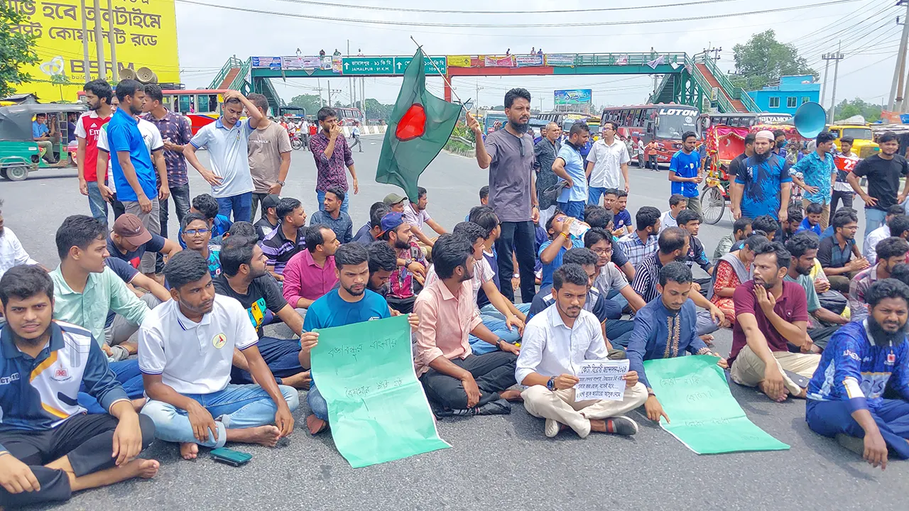 কোটা বাতিলের দাবিতে ঢাকা-টাঙ্গাইল মহাসড়কে শিক্ষার্থীদের অবরোধ। ছবি : কালবেলা