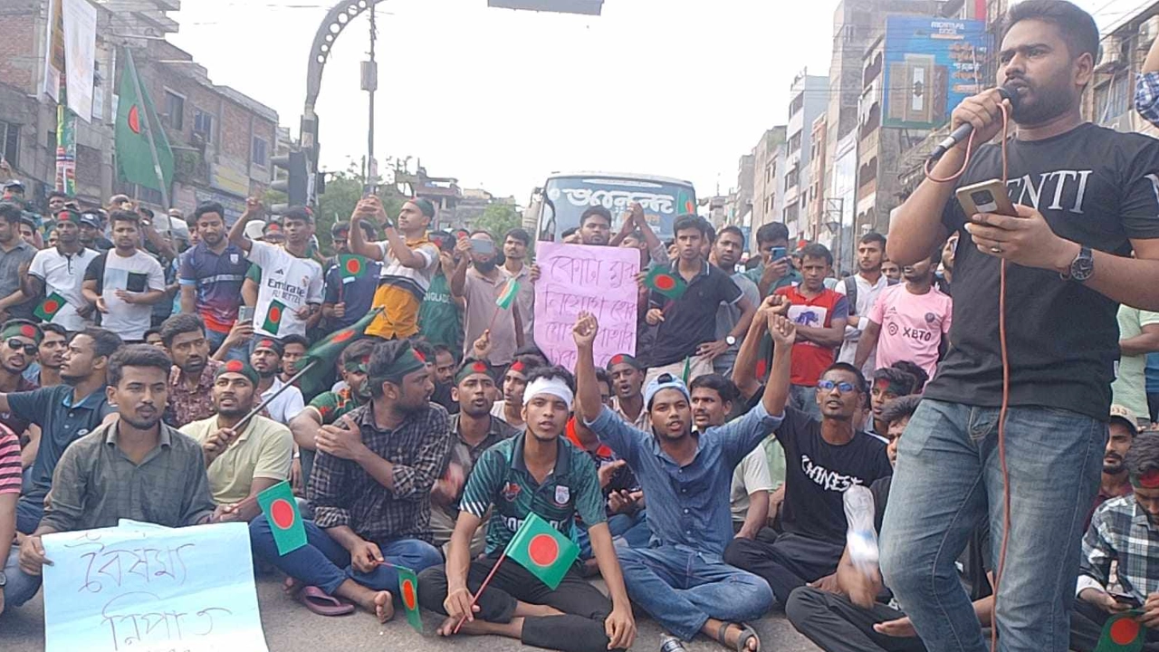 গান, কবিতা আবৃত্তি করছেন শিক্ষার্থীরা। ছবি : কালবেলা