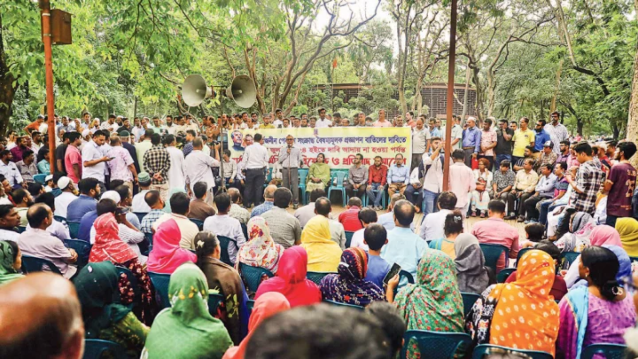 সর্বজনীন পেনশনের ‘প্রত্যয় স্কিম’ বাতিলসহ তিন দফা দাবিতে কর্মবিরতি পালন করছেন বিশ্ববিদ্যালয়ের শিক্ষকরা। ছবি : সংগৃহীত