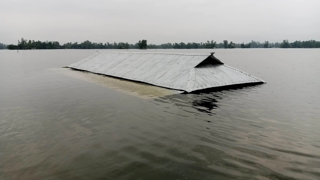 বন্যার পানিতে ডুবে গেছে স্কুলঘর। পুরোনো ছবি