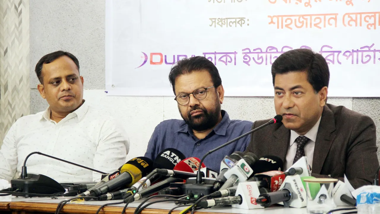 শনিবার বিআইপি সম্মেলন কক্ষে ‘ঢাকার জলাবদ্ধতা নিরসন ও নান্দনিক পরিবেশ সৃষ্টিতে খাল পুনরুদ্ধারের ভূমিকা’ শীর্ষক সংলাপে অতিথিরা। ছবি : কালবেলা