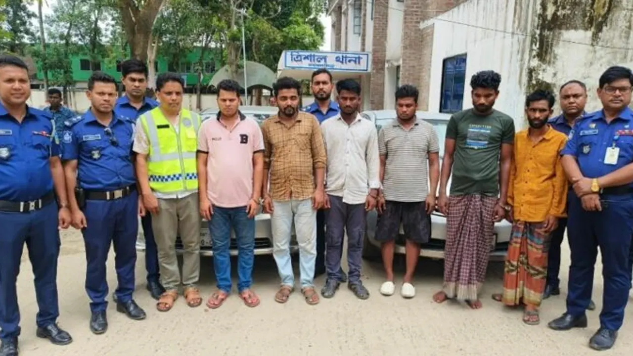 চালবাহী ট্রাক ছিনতাইয়ের অভিযোগে ছয়জনকে গ্রেপ্তার করেছে পুলিশ। ছবি : কালবেলা
