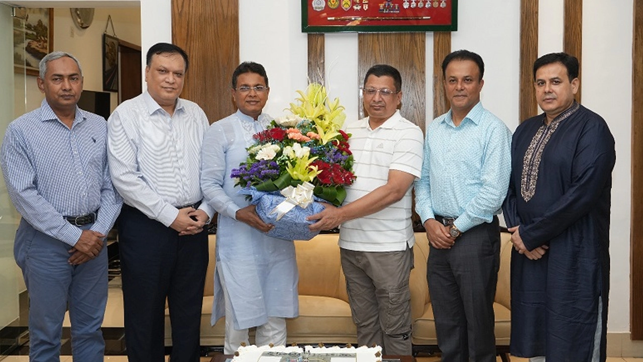 আইজিপিকে ফুলেল শুভেচ্ছা জানিয়েছেন ডিএমপি কমিশনার। ছবি : সংগৃহীত