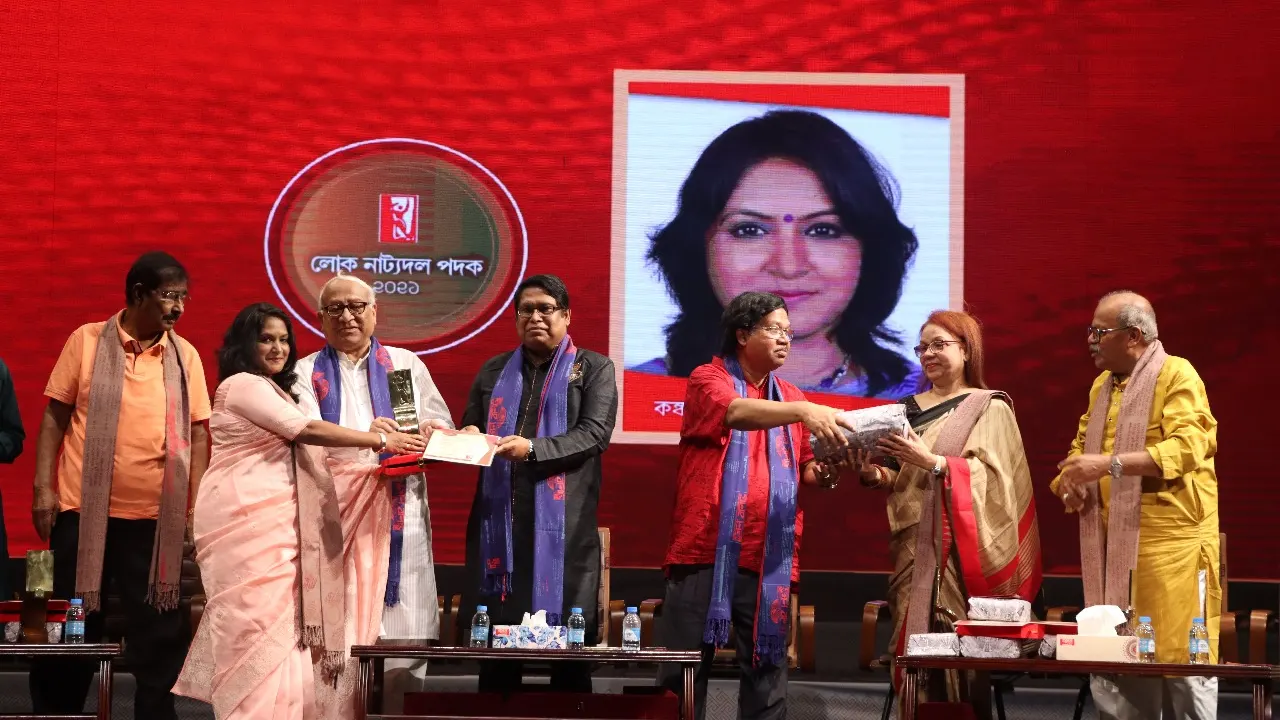 ‘লোক নাট্যদল পদক ২০২১-২২’ অনুষ্ঠানে দেশের ৬ গুণী নাট্যজনকে সম্মাননা জানানো হয়। ছবি : কালবেলা