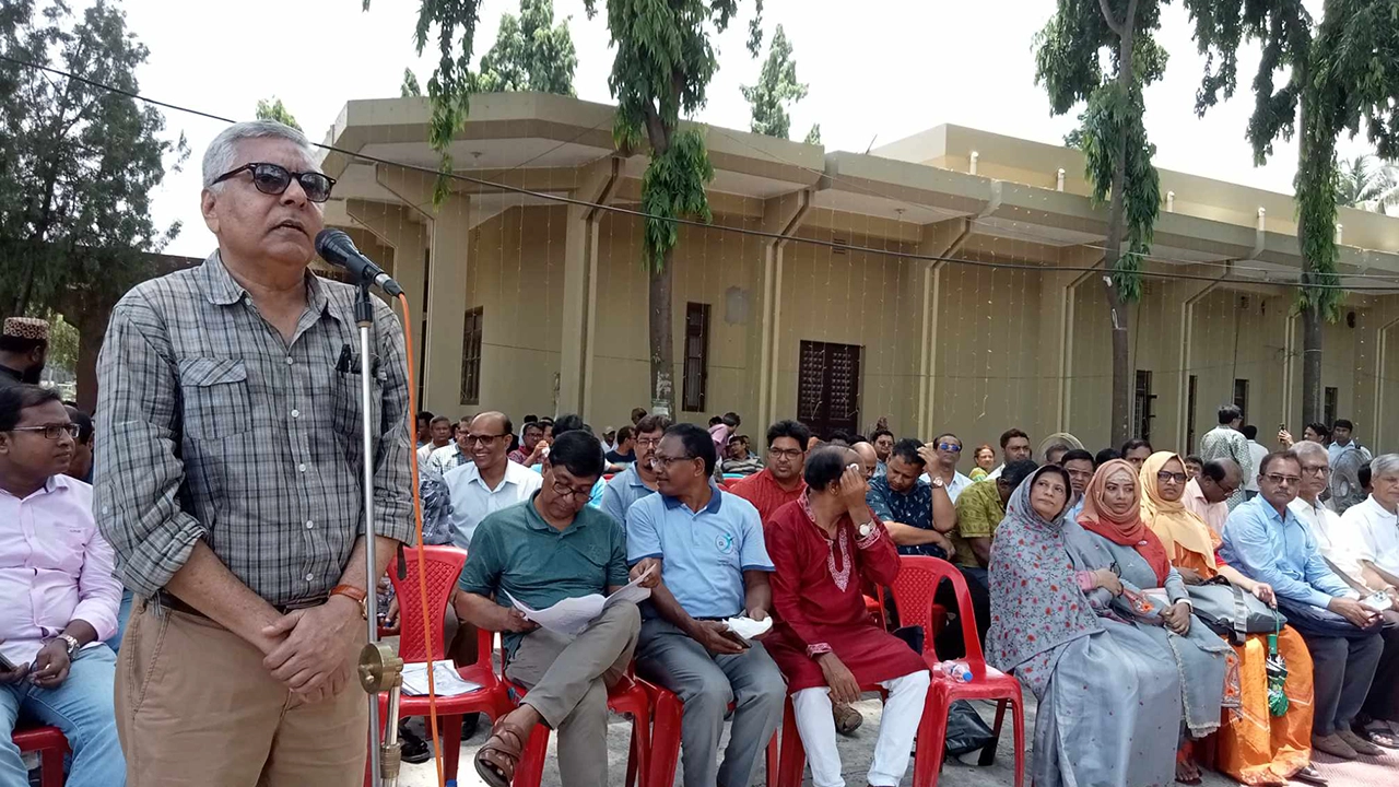 রাবিতে কর্মবিরতি পালন করছেন শিক্ষকরা। ছবি : কালবেলা