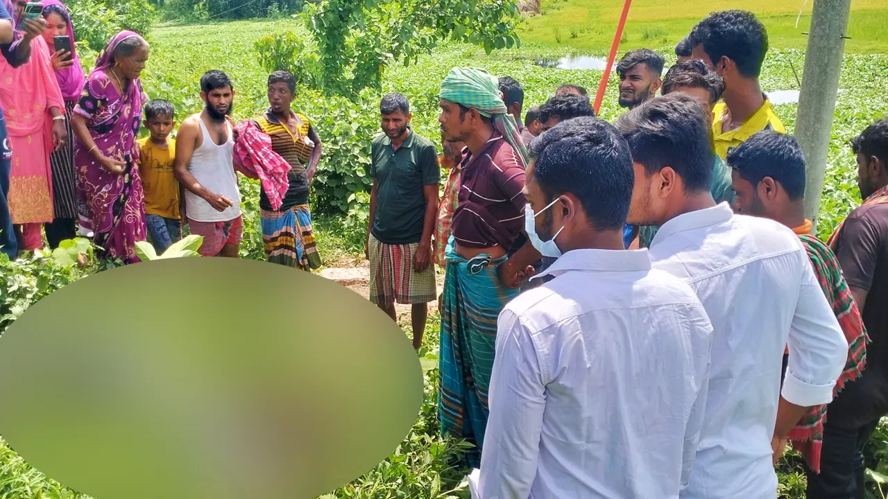 বিদ্যুৎস্পর্শ হয়ে দুই শ্রমিকের মৃত্যুর ঘটনায় ঘটনাস্থলে স্থানীয়দের ভিড়। ছবি : কালবেলা