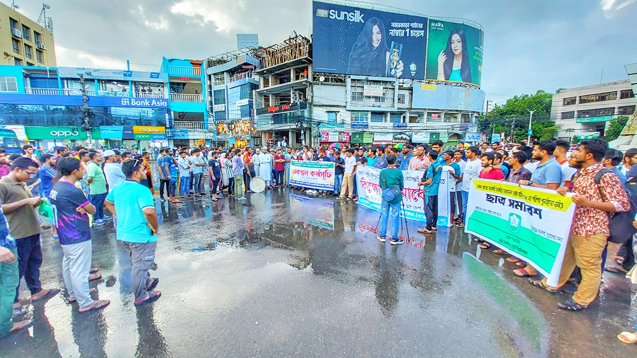 খুলনা শিববাড়ি মোড়ে রাস্তা অবরোধ খুবি শিক্ষার্থীদের। ছবি : কালবেলা