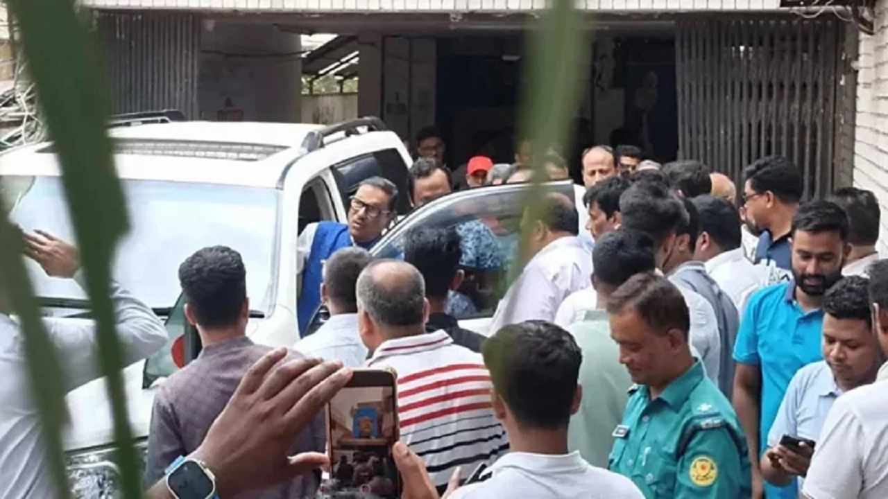 মন্ত্রী ও প্রতিমন্ত্রীদের নিয়ে রুদ্ধদ্বার বৈঠকে বসেছেন সেতুমন্ত্রী ওবায়দুল কাদের। ছবি : সংগৃহীত