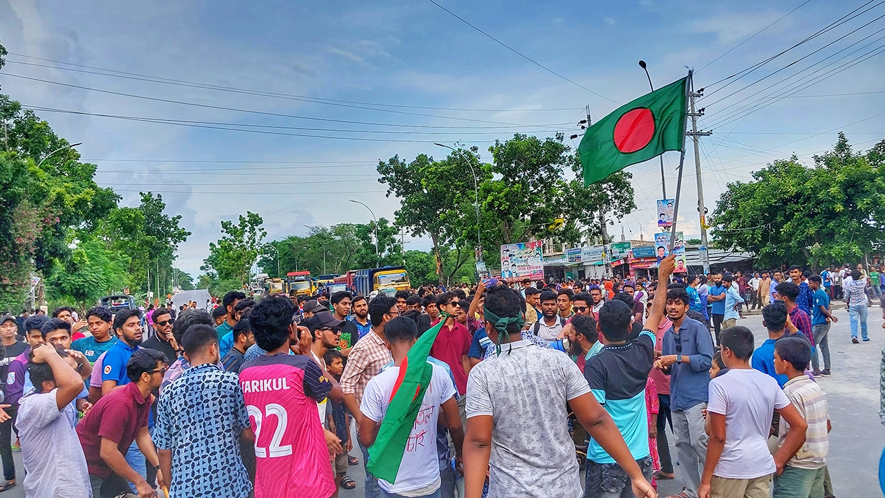 কোটাব্যবস্থা পুনর্বহালের প্রতিবাদে খুলনা-ঢাকা মহাসড়ক অবরোধ করেছেন খুবি শিক্ষার্থীরা। ছবি : কালবেলা