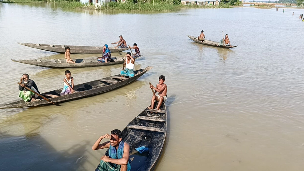 ত্রাণ নিতে গিয়ে হতাশ হয়ে ফিরে যাচ্ছেন। ছবি : কালবেলা