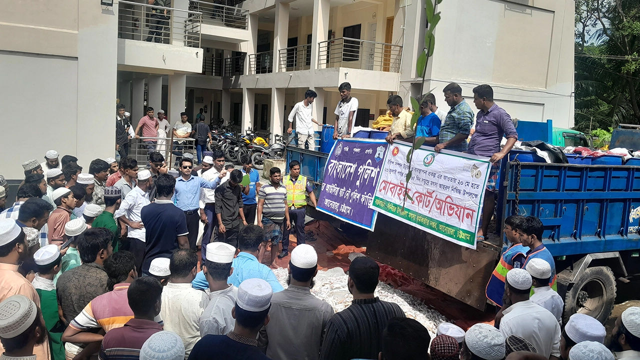 জব্দকৃত মাছ এতিমখানায় বিতরণ করছেন মৎস্য অফিস ও নৌ পুলিশ। ছবি : কালবেলা