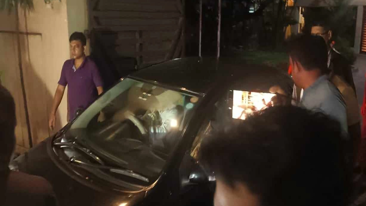 হাসপাতালে নেওয়া হচ্ছে খালেদা জিয়াকে। ছবি : কালবেলা