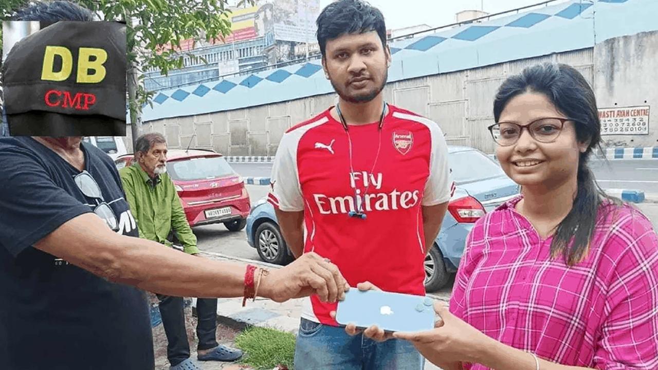 মোবাইলটি উদ্ধারের পর দ্বীপান্বিতা সরকারের হাতে তুলে দেয় চট্টগ্রাম মহানগর গোয়েন্দা বিভাগ। ছবি : সংগৃহীত