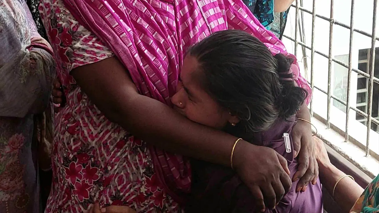 নানা-নাতনি নিহতের ঘটনায় স্বজনদের আহাজারি। ছবি : কালবেলা