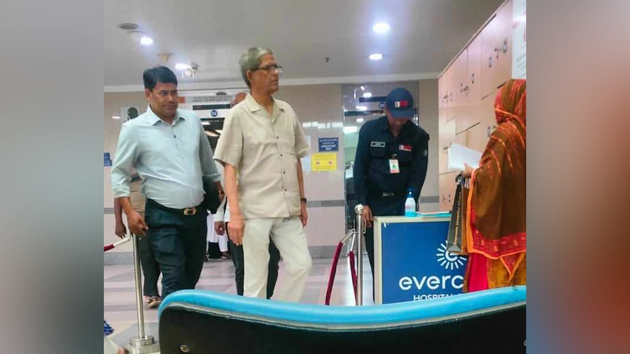 খালেদা জিয়ার শারীরিক অবস্থার খোঁজখবর নিতে হাসপাতালে যান মির্জা ফখরুল। ছবি : কালবেলা