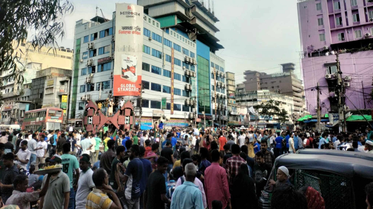 গুলিস্তান জিরো পয়েন্টে অবস্থান নিয়েছেন জগন্নাথ বিশ্ববিদ্যালয়ের শিক্ষার্থীরা। ছবি : কালবেলা