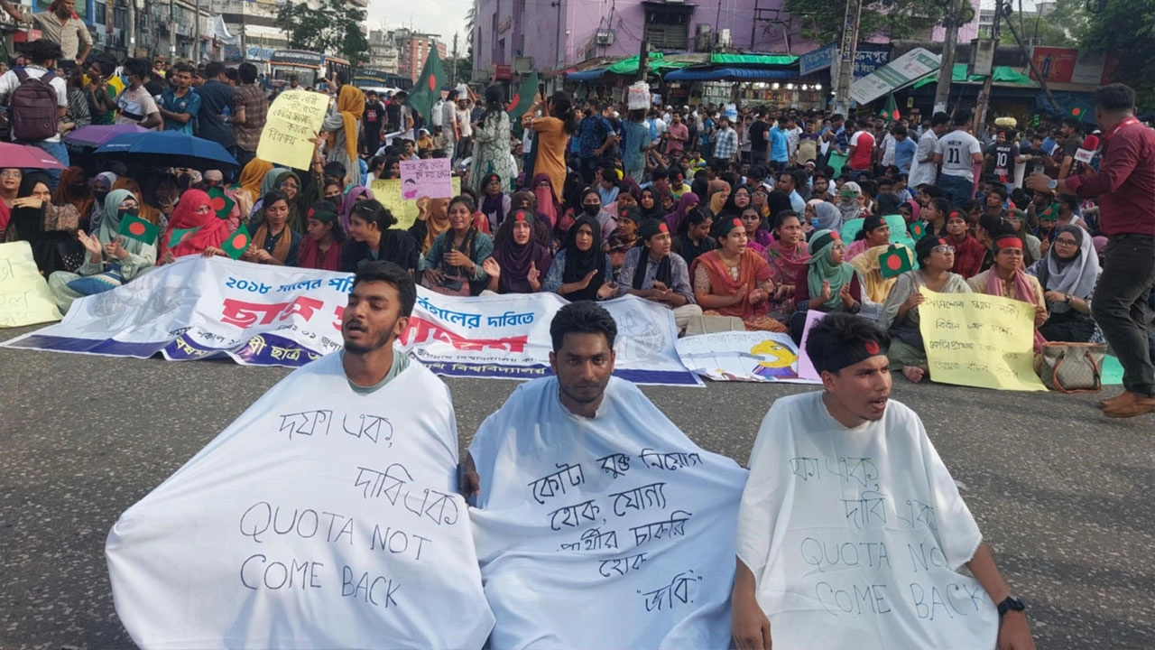 কাফনের কাপড় পরে গুলিস্তানের জিরো পয়েন্টে অবস্থান নিয়েছেন জগন্নাথ বিশ্ববিদ্যালয়ের শিক্ষার্থীরা। ছবি : সংগৃহীত