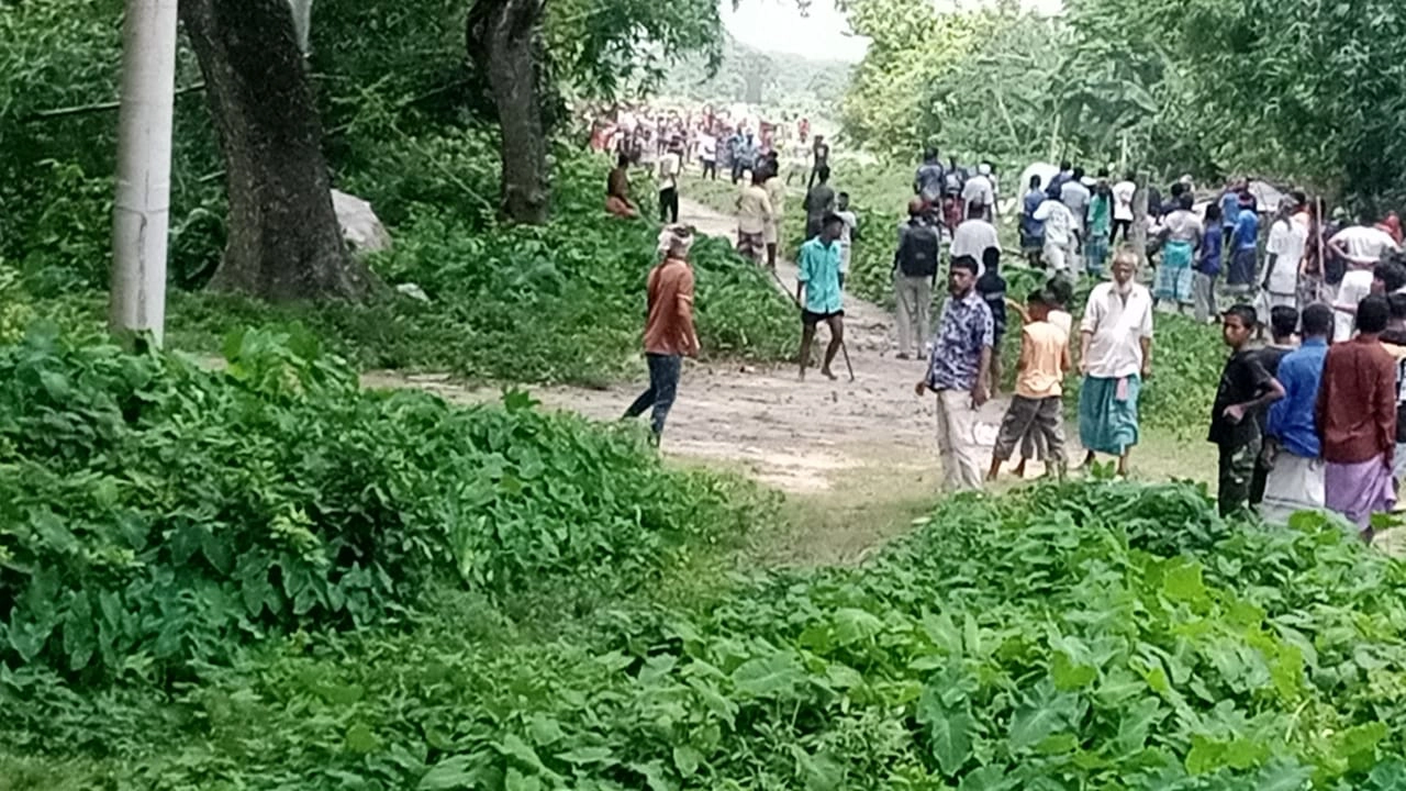 কিশোরগঞ্জের ভৈরবে দুদল গ্রামবাসীর মধ্যে দফায় দফায় সংঘর্ষ। ছবি : কালবেলা