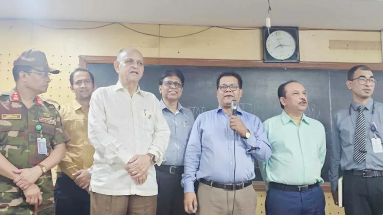 স্যার সলিমুল্লাহ মেডিক্যাল কলেজ মিটফোর্ড হাসপাতালে আকস্মিক পরিদর্শনে যান স্বাস্থ্যমন্ত্রী। ছবি : সংগৃহীত