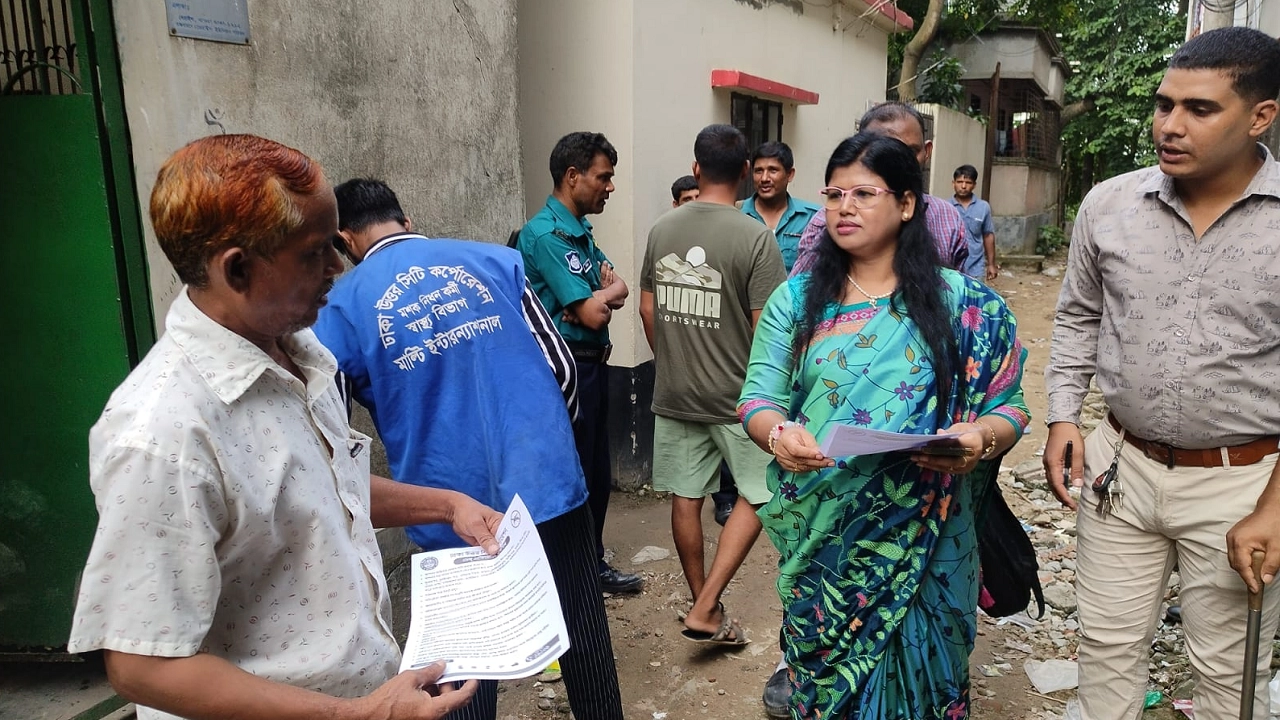 এডিসের লার্ভা পাওয়ায় ৯ বাড়িওয়ালাকে এক লাখ ৫৩ হাজার টাকা জরিমানা করেছে ডিএনসিসি। ছবি : কালবেলা