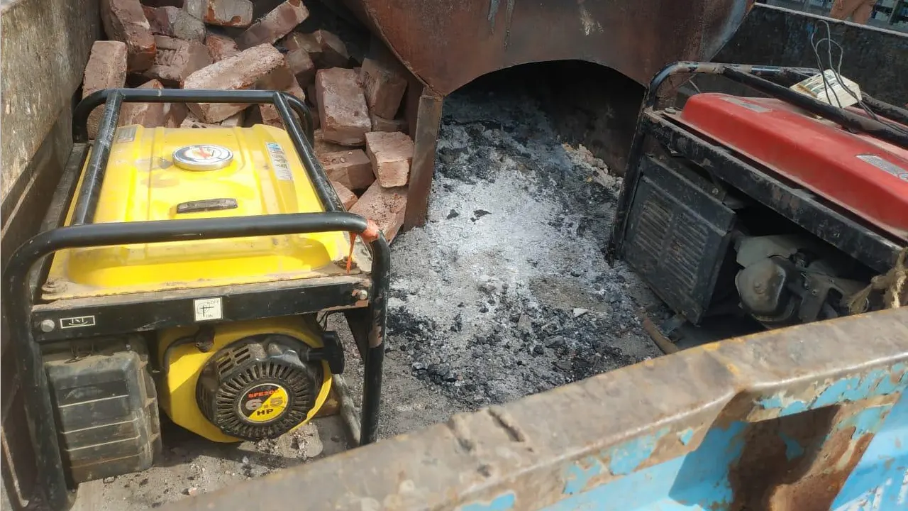 রাস্তা খোঁড়ার সময় ঢাকা ওয়াসার মালামাল জব্দ করেছে ঢাকা দক্ষিণ সিটি করপোরেশন। ছবি : কালবেলা