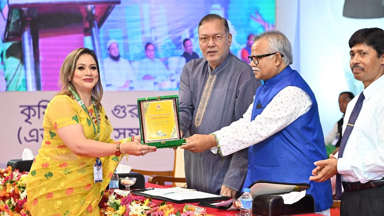 এআইপি সম্মাননা গ্রহণ করছেন সাহেলা আবেদীন। ছবি : কালবেলা