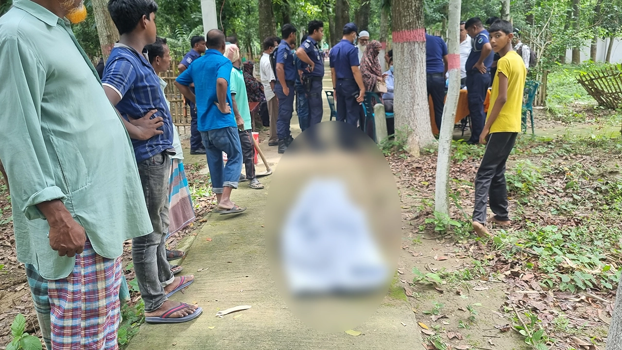 কুষ্টিয়ায় ভেড়ামারায় নির্বাহী ম্যাজিস্ট্রেটের নেতৃত্বে কবর থেকে সোনাভানের লাশ উত্তোলন। ছবি : কালবেলা