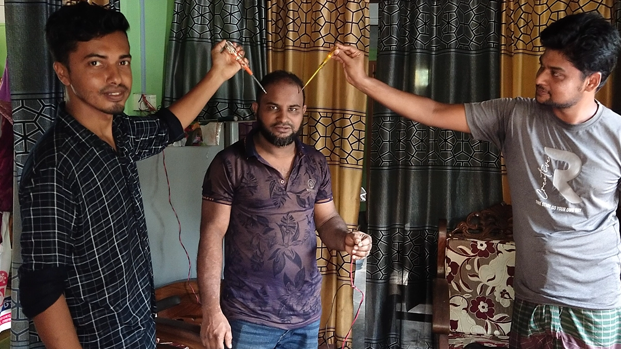 বৈদ্যুতিক সংযোগে হাত দেওয়া অবস্থায় রমজানের শরীরে বিদ্যুৎ। ছবি : কালবেলা