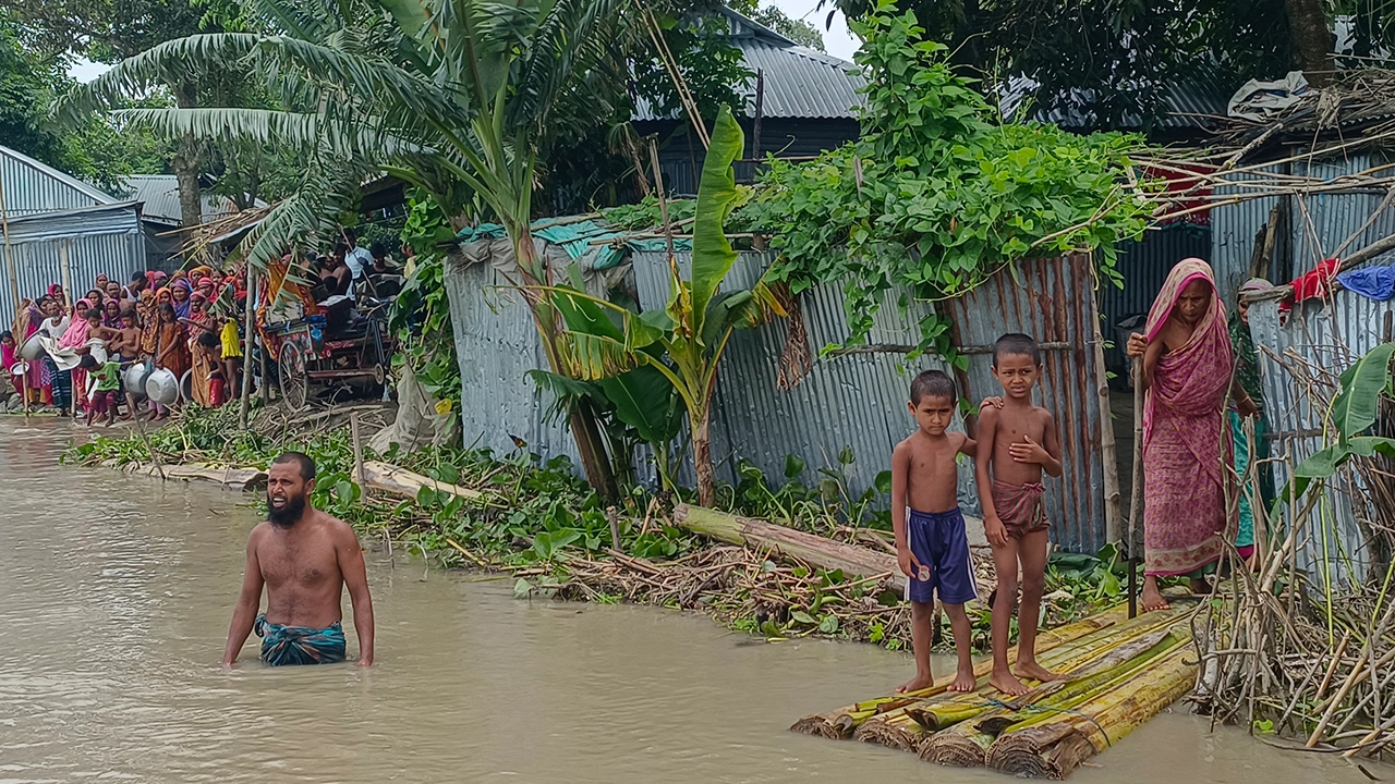 ত্রাণের অপেক্ষায় বানভাসিরা। ছবি : কালবেলা