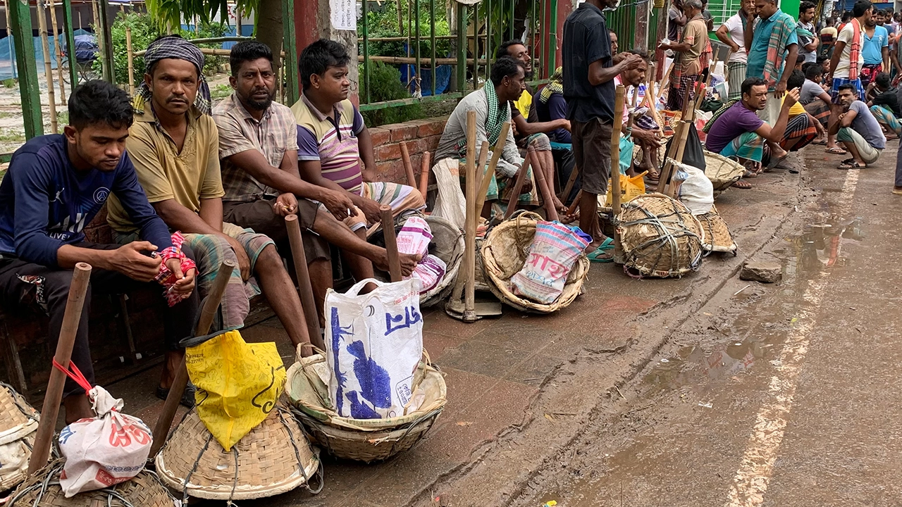 কাজের আশায় অপেক্ষমাণ শ্রমিকরা। ছবি : কালবেলা