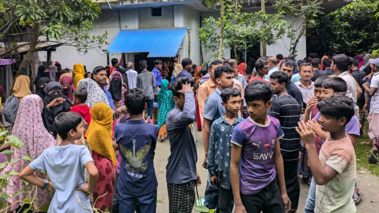 নিহতের বাড়িতে স্থানীয়দের ভিড়। ছবি : কালবেলা
