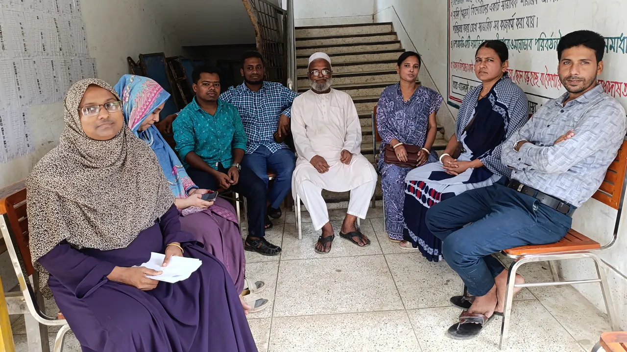 চরসাহাভিকারী উচ্চ বিদ্যালয়ের শিক্ষকদের কর্মবিরতি চলছে। ছবি : কালবেলা