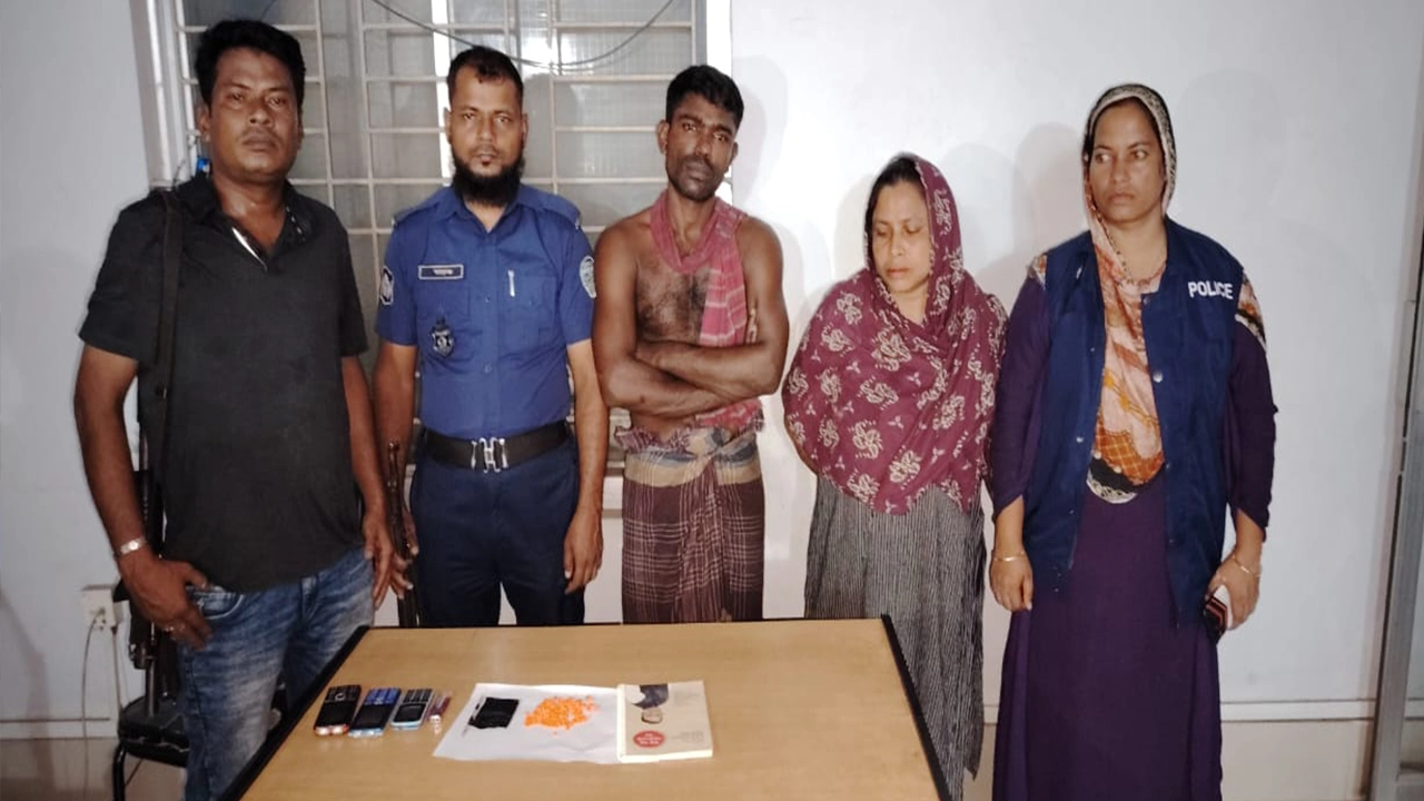 পুলিশের হাতে আটককৃত মাদক ব্যবসায়ীরা। ছবি : কালবেলা