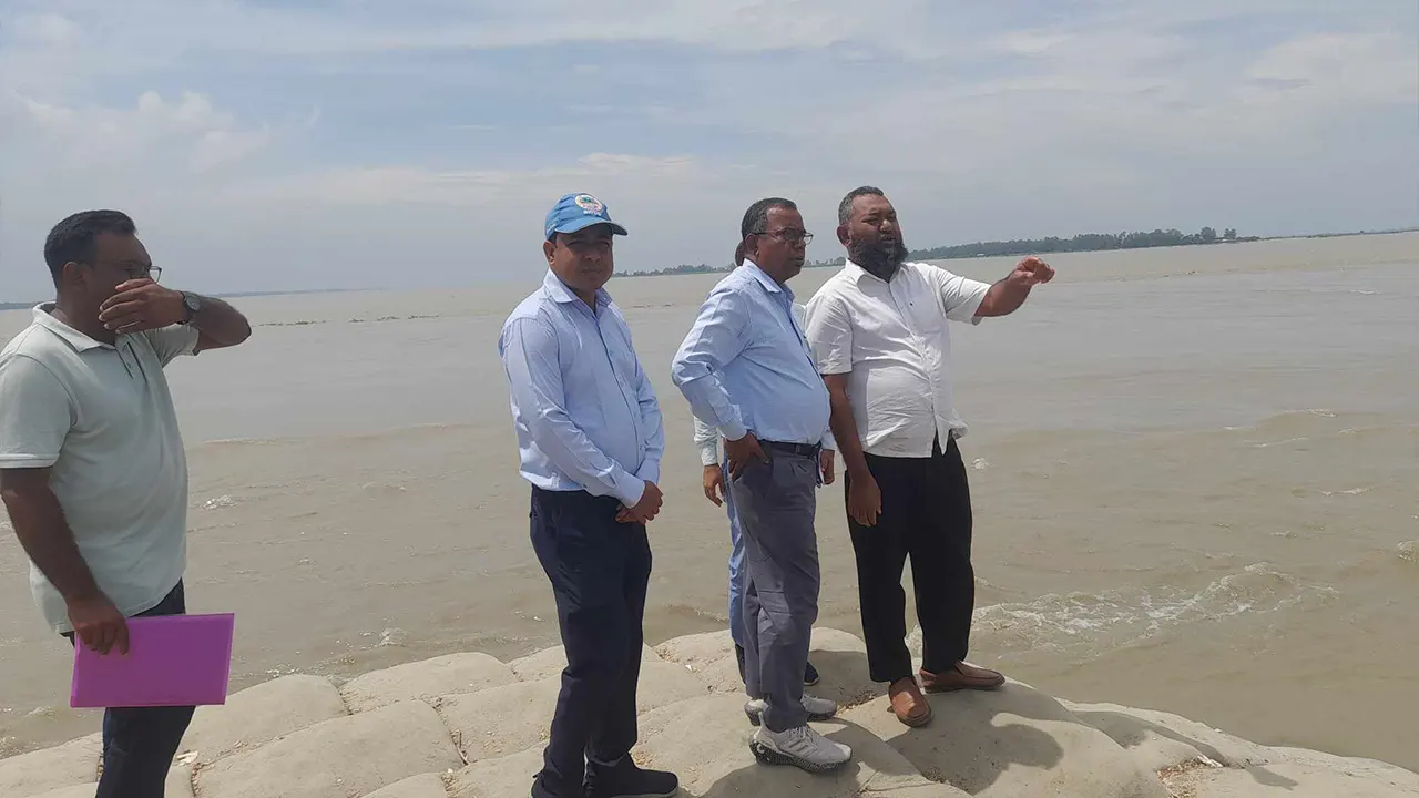 কাজিপুরের মেঘাই স্পার বাঁধ এলাকা পরিদর্শন করেন পাউবোর ঊর্ধ্বতন কর্মকর্তারা। ছবি : কালবেলা